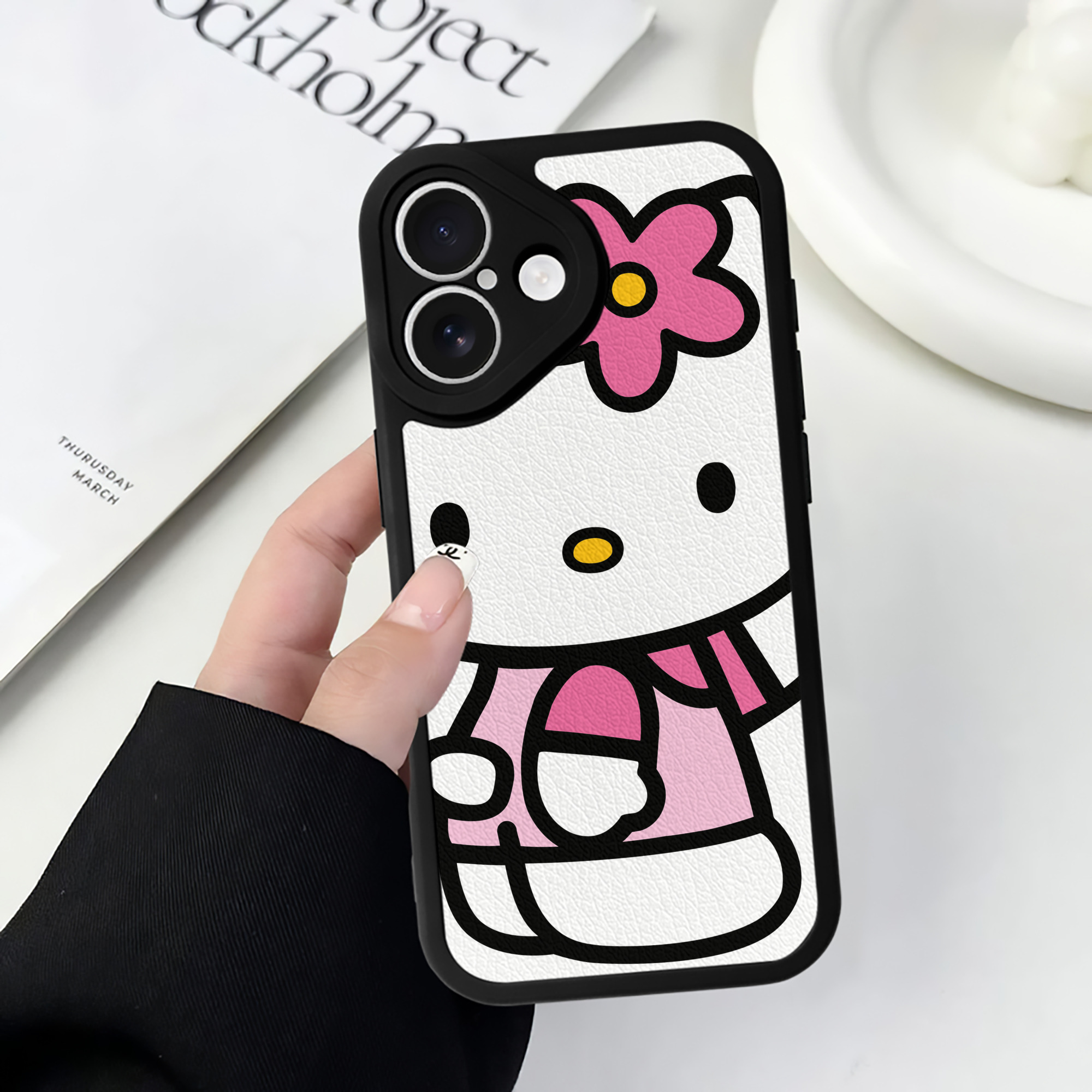 （画像用） Hello Kitty ハローキティ 【iPhone 16シリーズ対応】シリコンスマホケース（レザー調） 材質：シリコン
